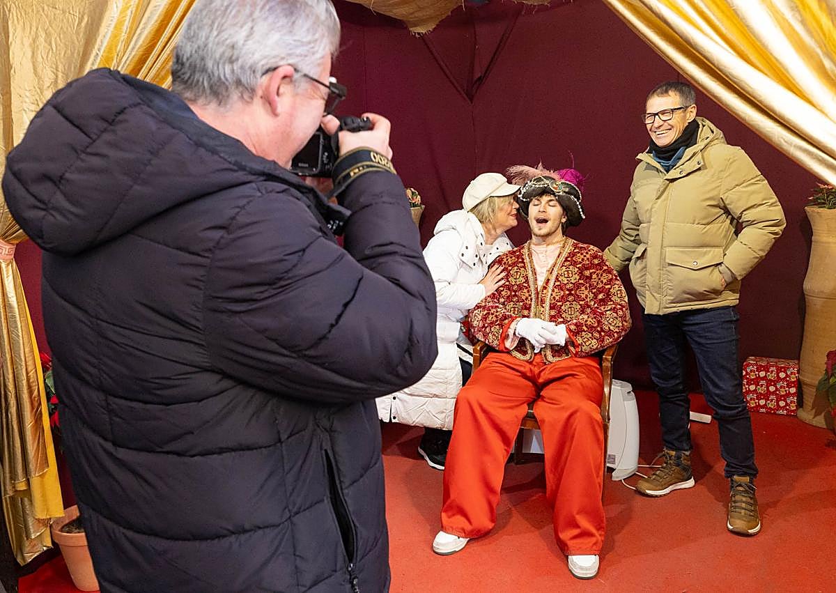 Imagen secundaria 1 - El pequeño Santiago, con Borja y Alfonso; Paloma y Javier, de risas en pleno susurro; y Eire, sonriente. 